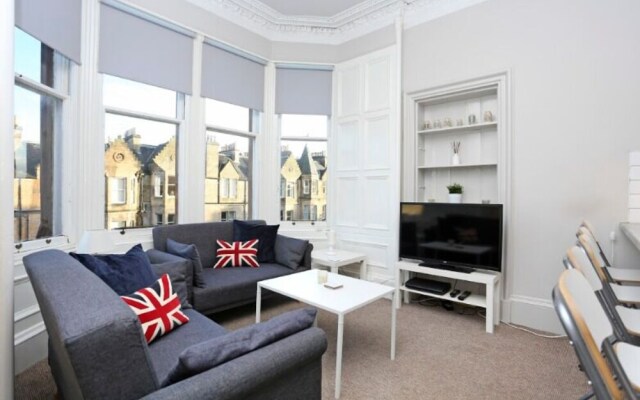 Homely & Spacious 4-bedroom Apartment by the Meadows