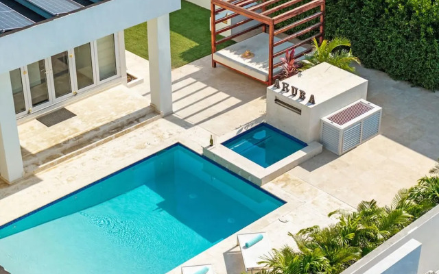 NEW Modern Villa Jacuzzi Pvt Pool Close2beach