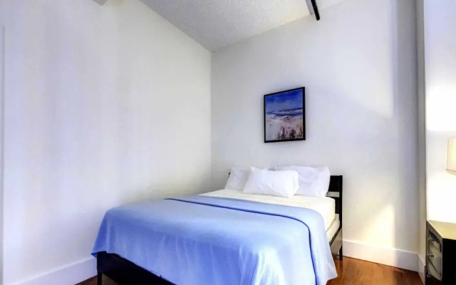 Pelicanstay near Holland Tunnel