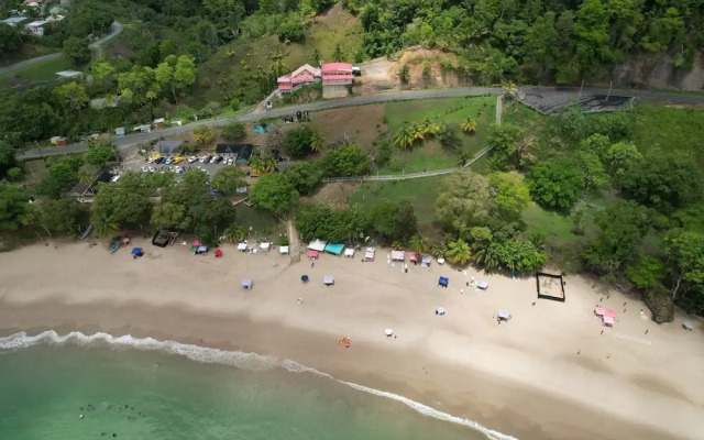 Las Cuevas Beach Lodge