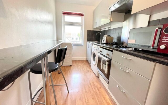Lovely 2-bed Tree-hole in Northolt Southharrow