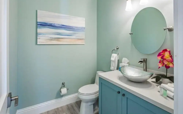 Springtide House by Brightwild Waterfront Pool