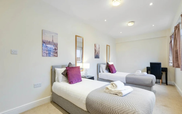 Luxury 3 Bedroom Apartment with Parking