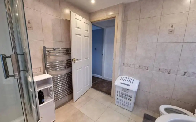 3 Bed Spacious House With Parking