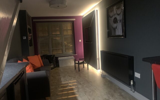 Comfortable 1-bed Apartment in Liverpool Sleeps 4