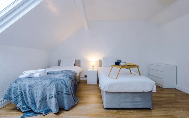 The Seedley 4 Bedroom House - Salford