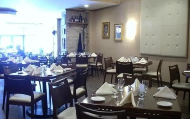 Marco LaGuardia Hotel & Suites