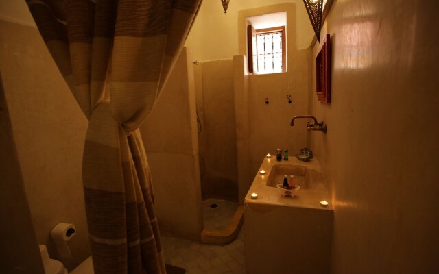 Riad White Flowers