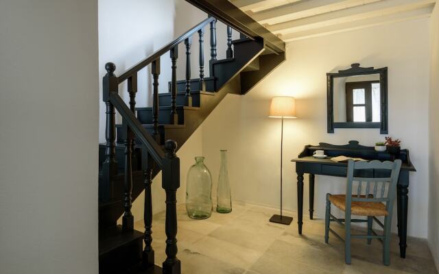 Firalia, Casa In Rock Suites