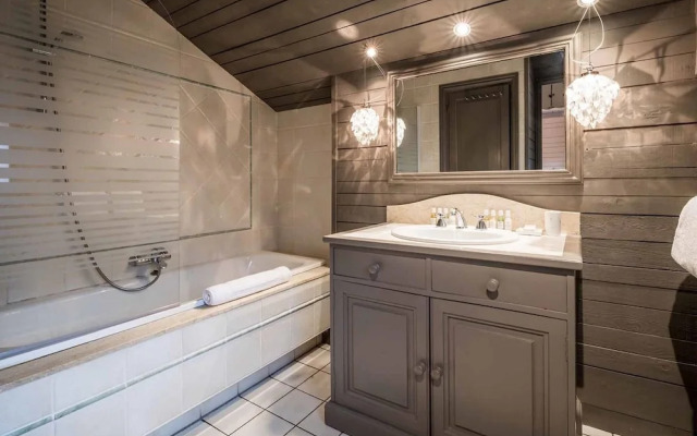 Large Chalet With Barrel Sauna and Whirlpool