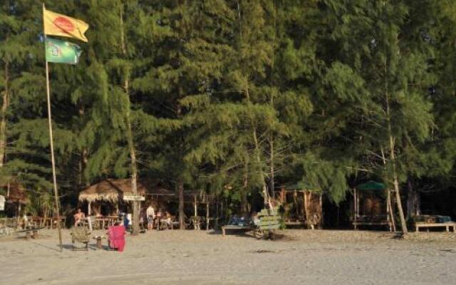 Tawan Bar and Bungalow