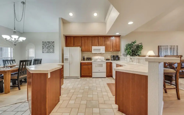 Walk to Branson Strip: Inviting Condo!