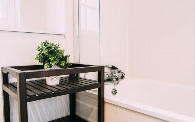 Modern Grove Court Apartment - ISMY