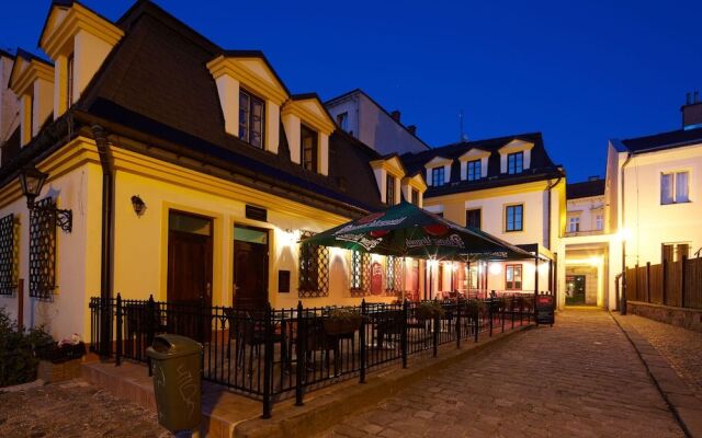 Nelly Kelly's Hotel