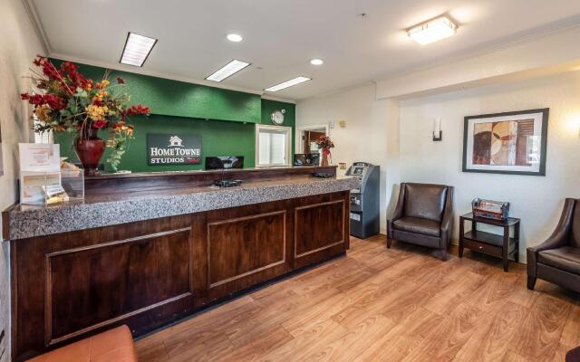 HomeTowne Studios by Red Roof Orlando South