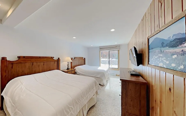 One Bedrooms At Snowbird Condos Slopeside - Free Wifi & Assigned Parking!