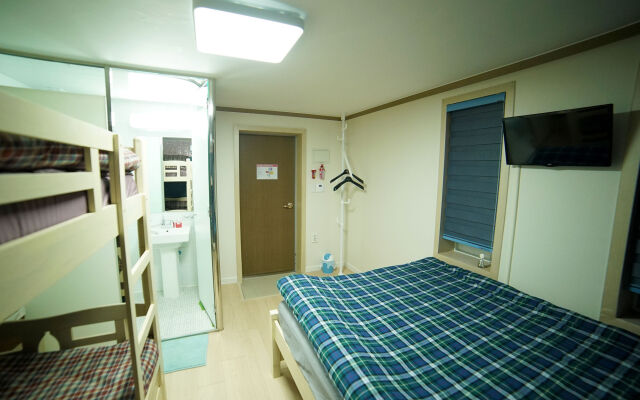 Yolo Guesthouse - Hostel