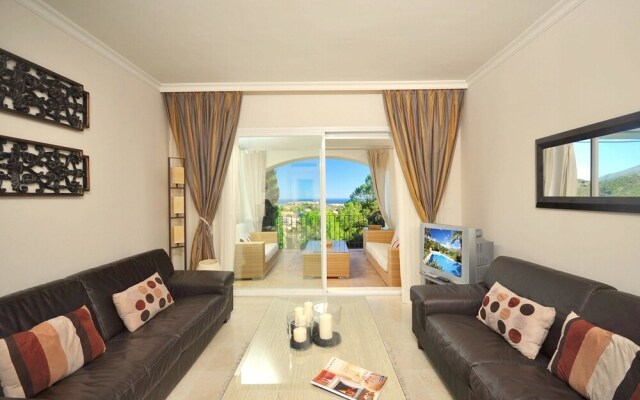 Apartment With 2 Bedrooms in Benahavís, With Wonderful Mountain View,