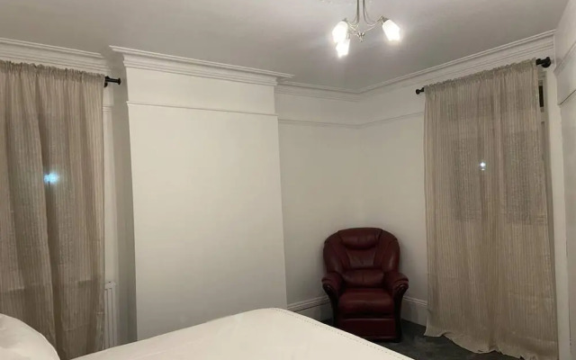 Charming 2-bed Apartment in Brentwood Free Parking