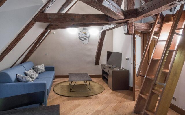 3 Epoques Apartments by Adrez Living