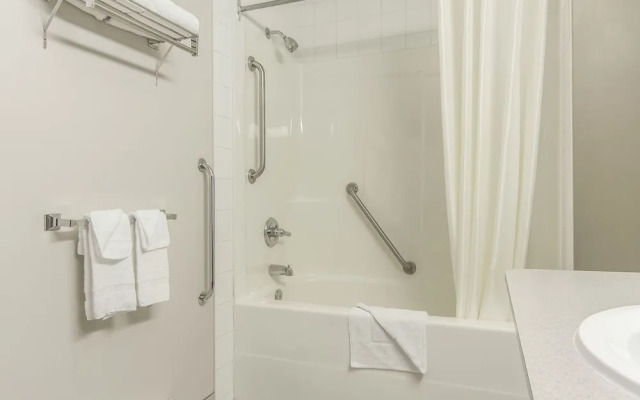 Econo Lodge Inn & Suites