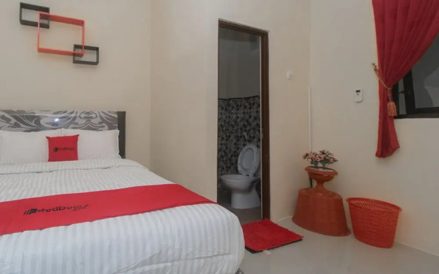 RedDoorz Syariah near Politeknik Negeri Madiun