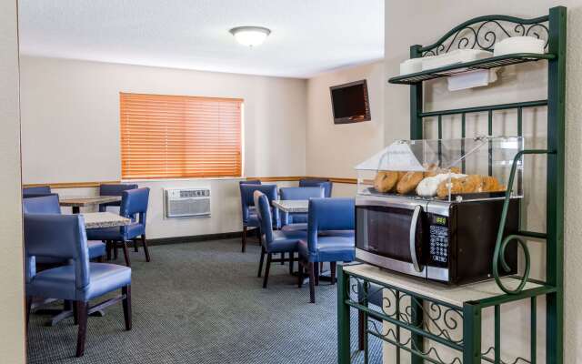 Super 8 by Wyndham Lewistown