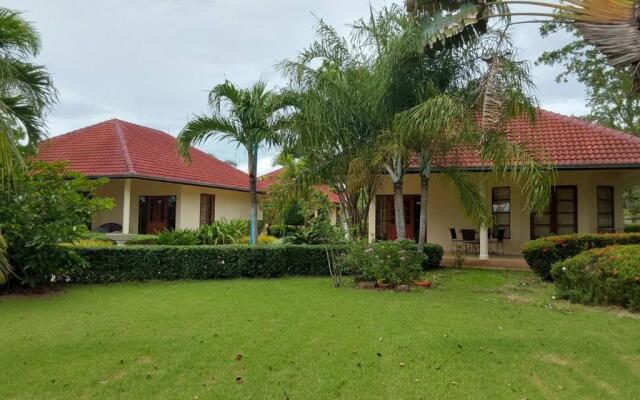 Schönes Bungalow mit Gemeinschaftichem Außenpool und 2km vom Sandstrand Enfernt