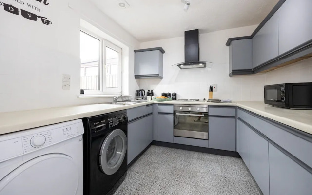 Captivating 3-bed House in Blackburn