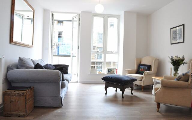 East London 2 Bedroom Flat With Balcony