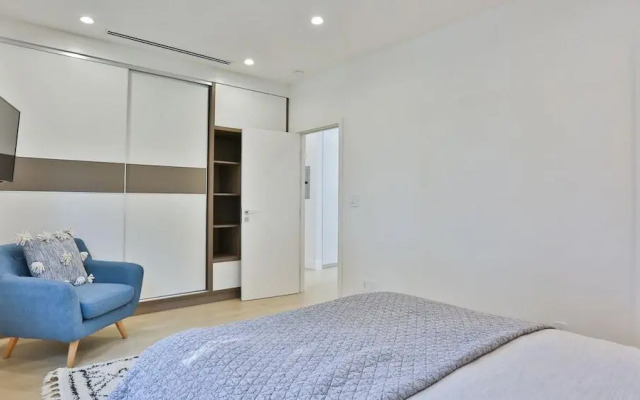 Spacious 5 Bedroom West Hollywood Home With Pool