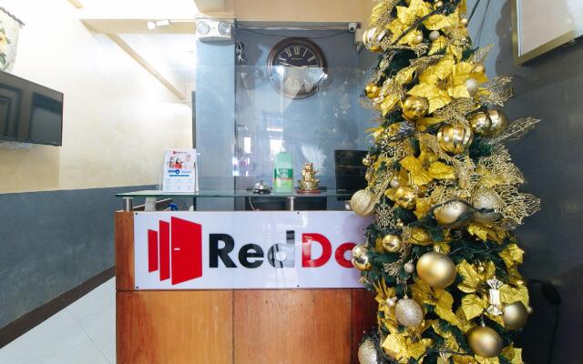 RedDoorz @ V-cat Apartelle
