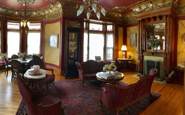 Redstone Inn And Suites