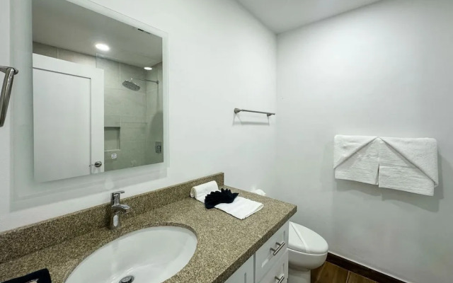 Steps to Sandy Beach Pool Renovated 2BR Condo