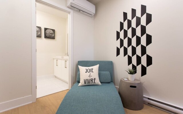 Perfect 2 Bdr, 2 Bath Landing for the Family