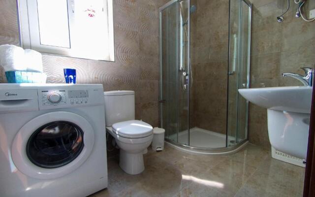 F12-2 Room 2 single beds privated bathroom in shared Flat