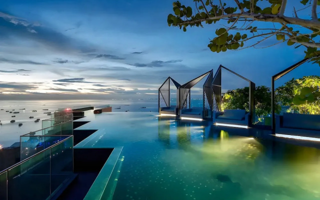 Elegant Room With Roof Top Pool - Best In Pattaya