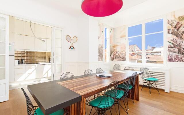 Palais Area: Modern 4 Bedrooms/ 4 Baths