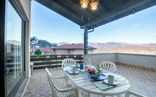 Lake View Terrace Over The Borromean Isla