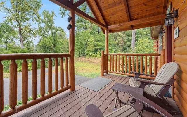 Foxes' Den Cabin with Private Hot Tub and Arcade Game by RedAwning