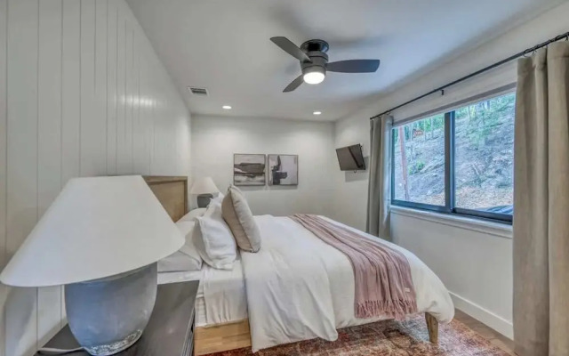 Luxury Riverfront Villa With Firepit & Gameroom!