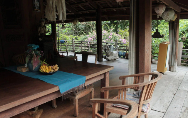 Thai Teak House Garden Homestay
