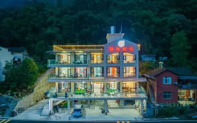Yunlv Sunshine Homestay (Yichang Three Gorges Home Scenic Area)
