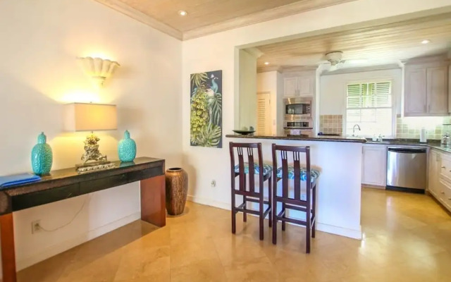 Ocean views apt with shared rooftop pool: Beacon Hill Surf by BSL Rentals