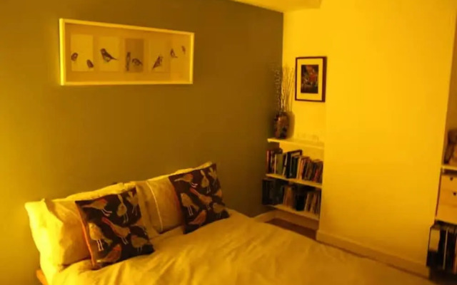 2-bed Seaside Apartment - Sleeps 5 & Free Parking