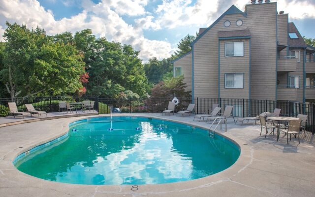 The Summit 5307 / INDOOR AND OUTDOOR POOLS