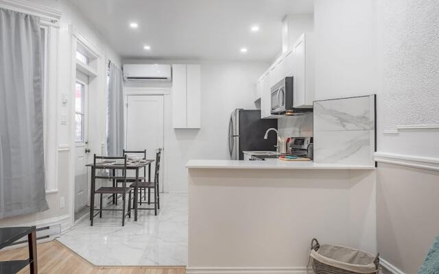 Cozy and Best 4bedr in the of MTL Free Parking