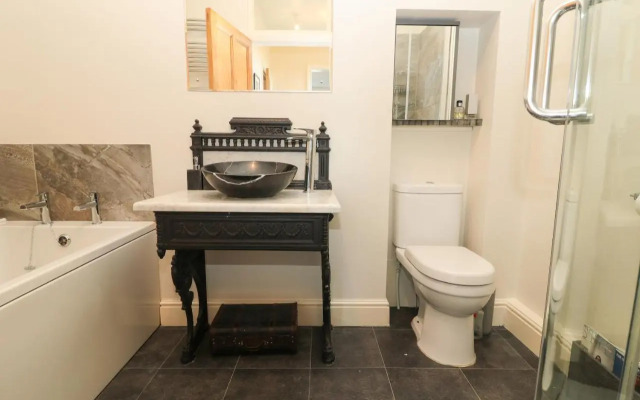 Whinstones at 4 The Villas