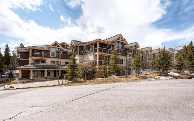 Tyra Riverbend 111 Condo by RedAwning