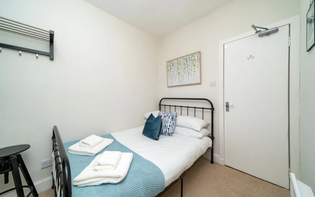 The Jam - Cunningly Good Cunningham Street Apartment